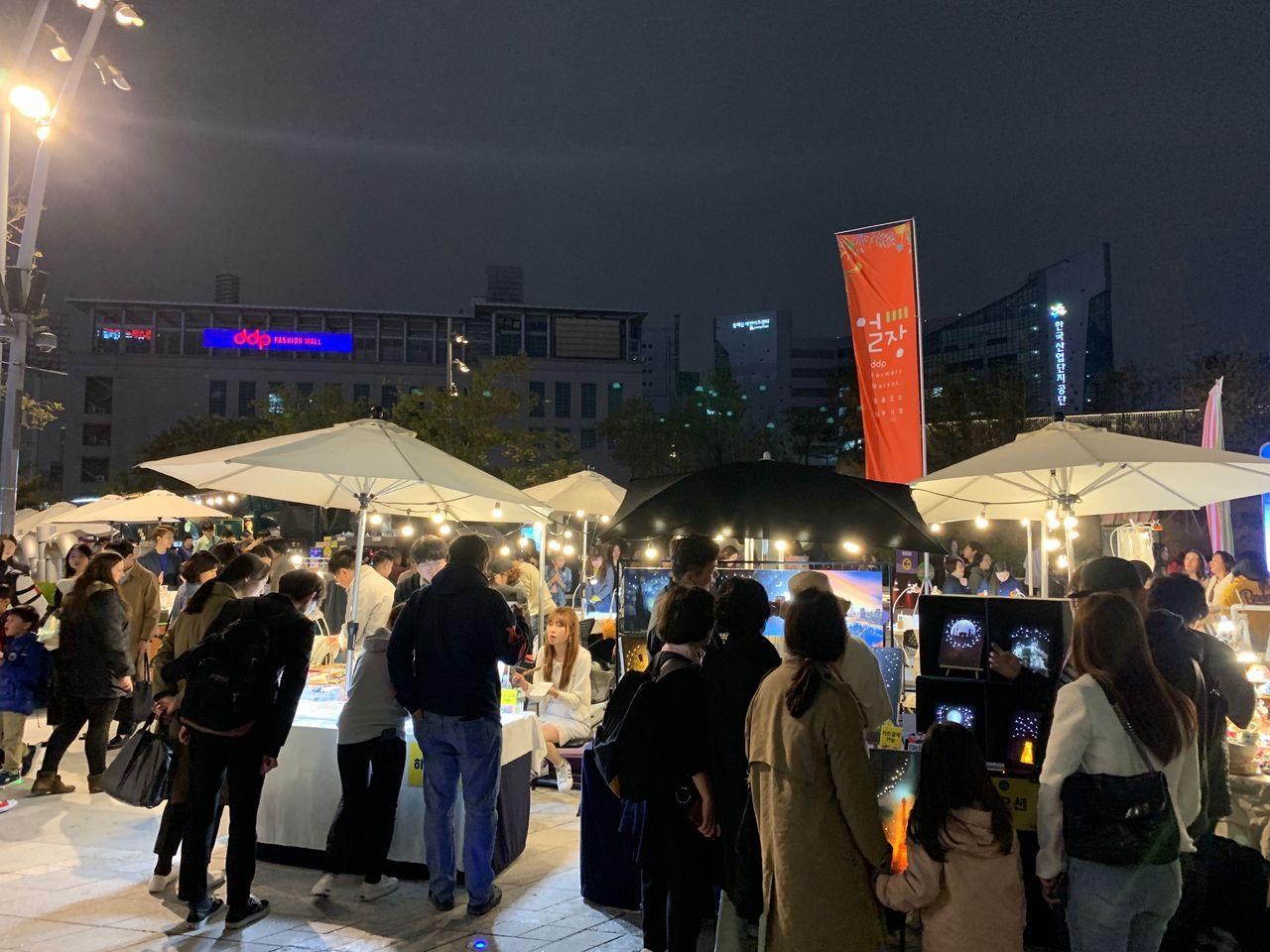 2025 Dongdaemun Night Market Visit! - Enjoy all the attractions from lively DDP night market!